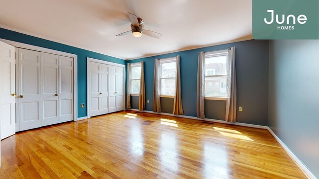 Building Photo - Queen room in 7-bed/4.0-bath Home