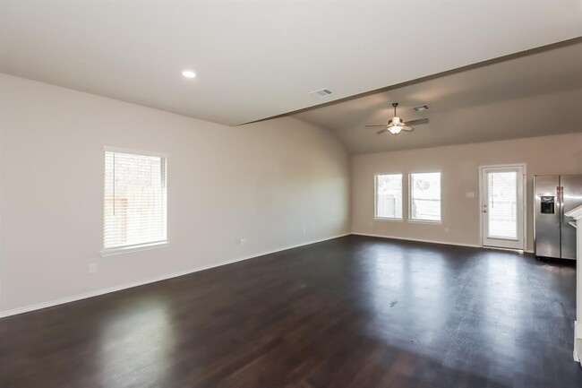 Foto del edificio - 331 Jewett Meadow Dr