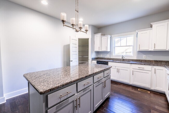 Building Photo - **NOW AVAILABLE FOR SHOWINGS**  Beautiful Home for Lease in Sylvan Heights!