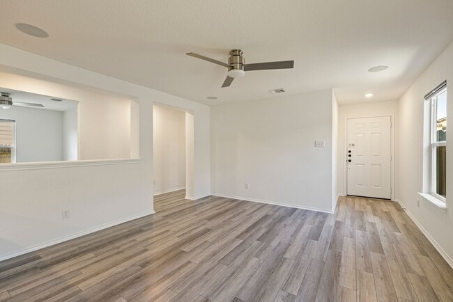 Building Photo - Beautiful 3 bedroom, 2 bathroom home in Manor!