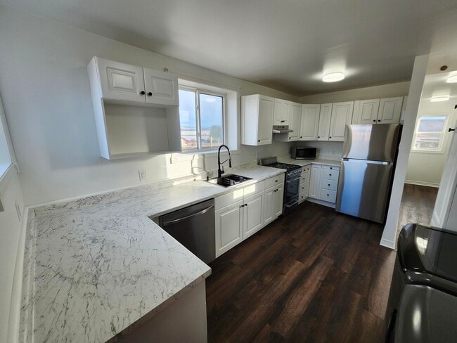 Building Photo - 254 Britain St