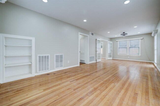 Building Photo - 827 Le Green St