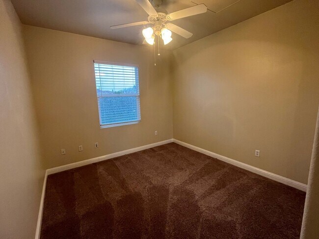 Foto del edificio - Spacious 2bed 2.5bath 3 story Condo with 1 car garage available in Westlake Parkway!