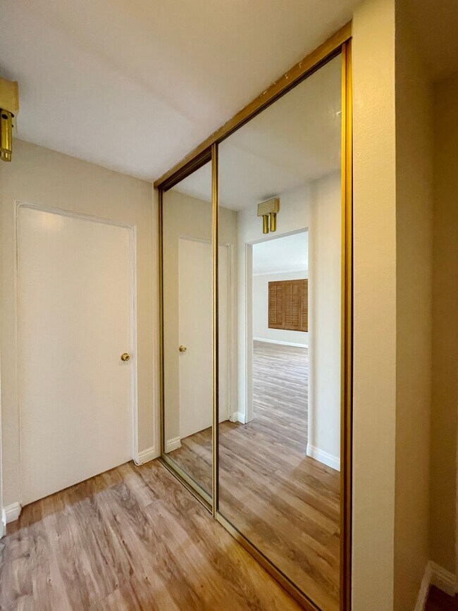 Building Photo - Amazing one bedroom Condo in Long Beach! J...