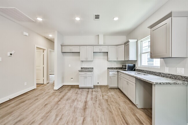 Building Photo - 420 Ave B