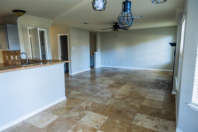 Foto del edificio - 6311 Laurel Bush Ln