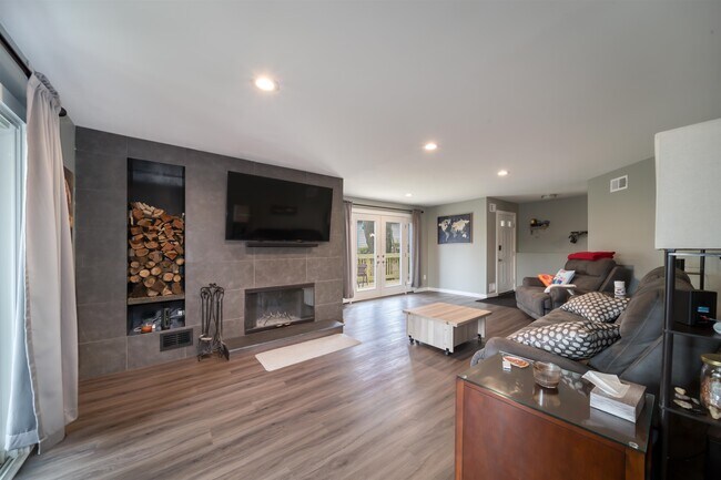 Building Photo - 302 Heights Dr