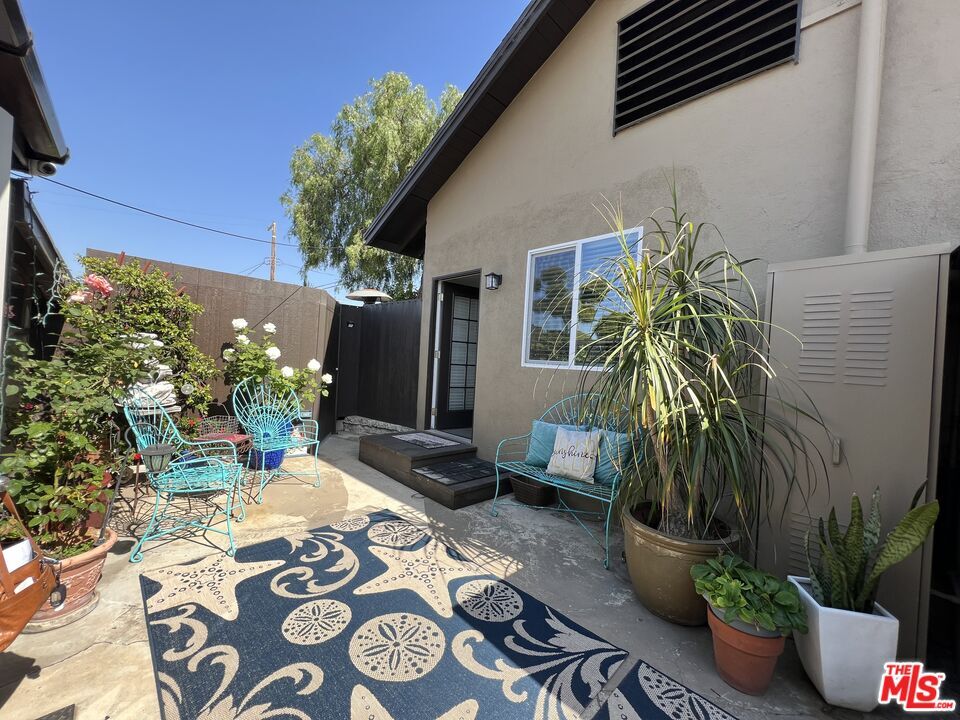 Primary Photo - 8208 Truxton Ave