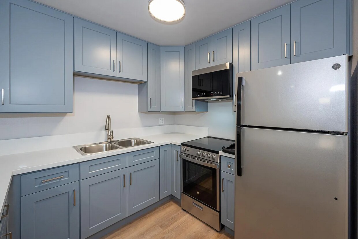 Primary Photo - Beautiful and Freshly Renovated Hillcrest ...