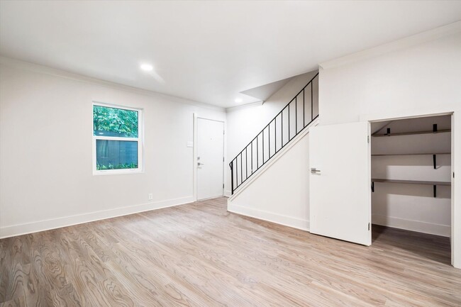 Building Photo - SPRING HILL OAKS CONDOMINIUMS
