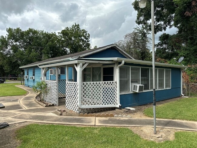 Building Photo - 1205 Avenue E