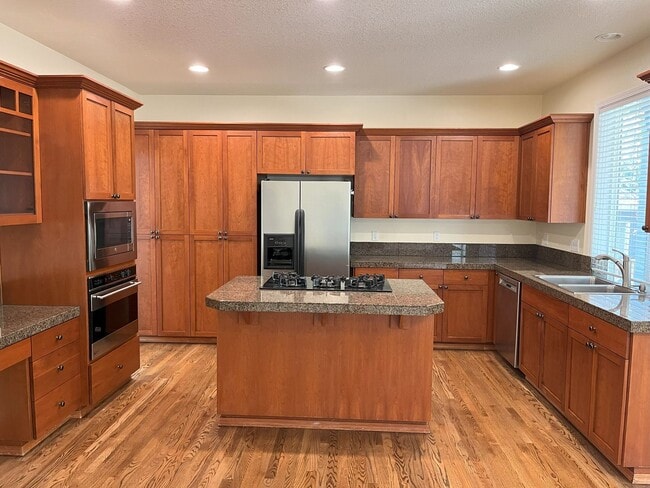Building Photo - Elegant 5-Bedroom + Bonus Room Home with M...