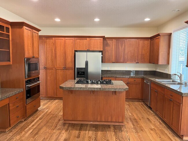 Foto del edificio - Elegant 5-Bedroom + Bonus Room Home with M...