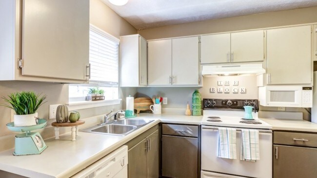 Cocina renovada con gabinetes de dos tonos - The Block Townhomes