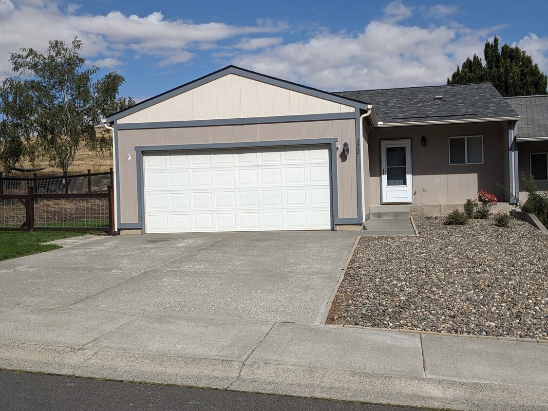 Primary Photo - 352 NW Parr Dr