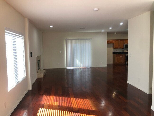Foto del edificio - Beautiful Townhouse 4bd 3.75ba w/balconies...