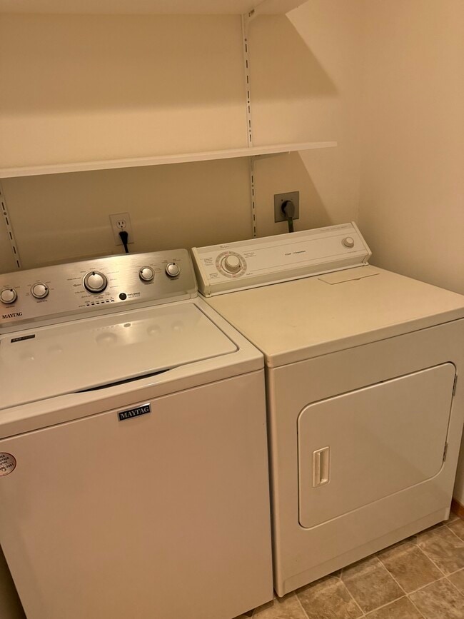 Building Photo - 90 S Grover Pl