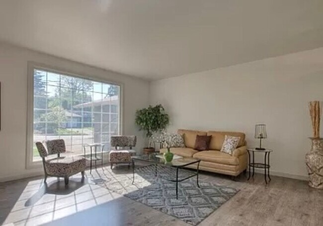 Building Photo - Stunning Des Moines Home