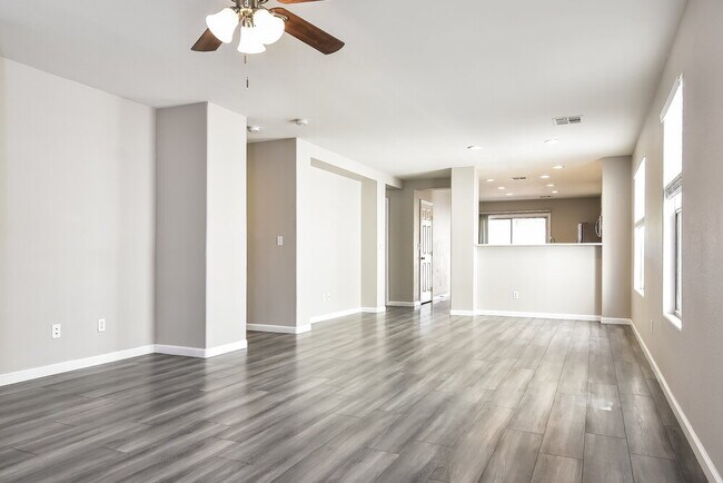 Foto del edificio - 7833 Lovely Pine Pl