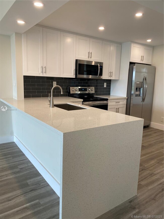 Building Photo - 3 Royal Palm Way