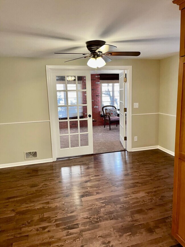Building Photo - Impressive 3 bed, 2 bath home on cul-de-sa...