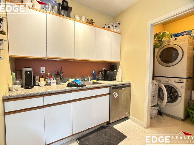 Foto del edificio - 27 Justin Rd