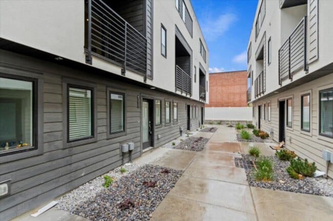 Building Photo - 1590 S 900 W