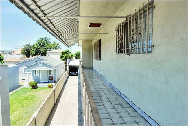 Building Photo - 3445 Edgehill Dr