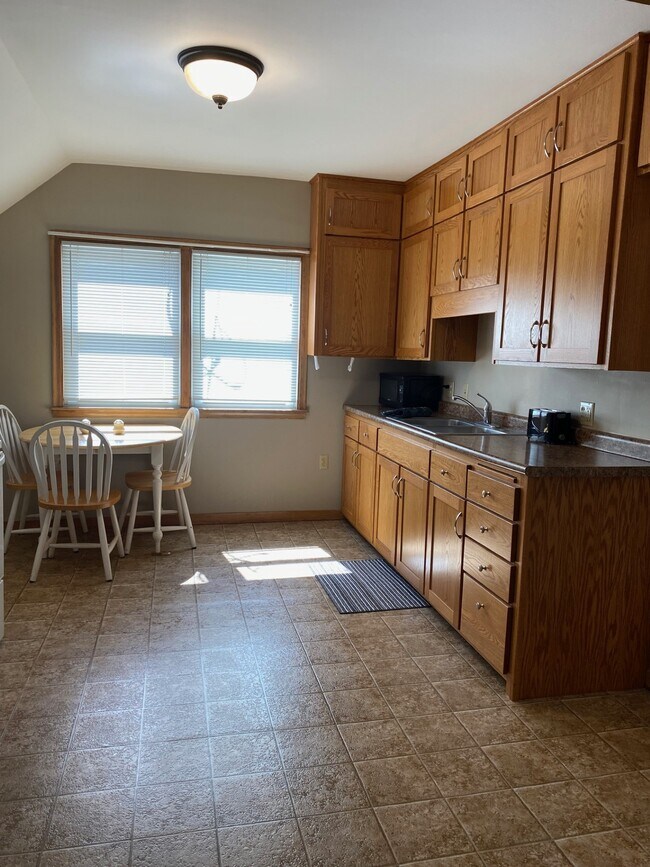 Cocina Comedor y Microondas - 455 9th St