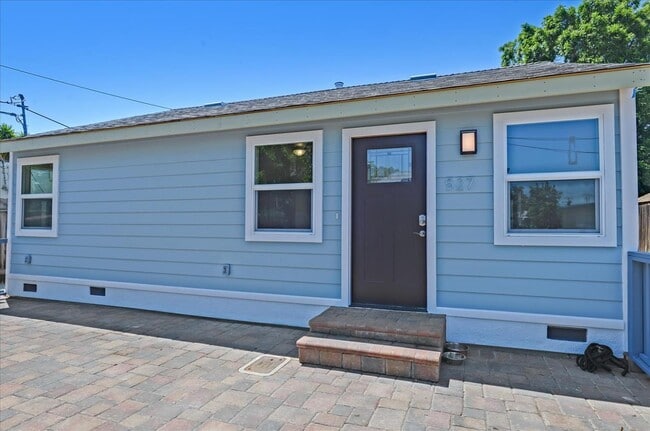 Building Photo - 527 Cedar St