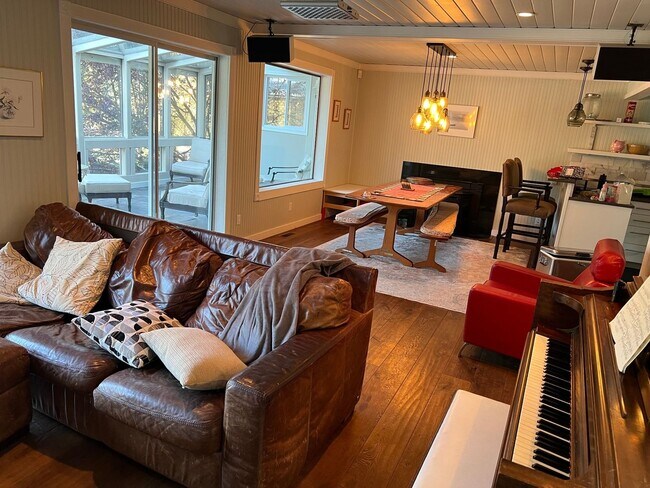 Building Photo - 4 Bedroom Single Family Home in Lake Samis...