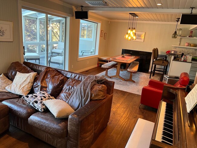 Foto del edificio - 4 Bedroom Single Family Home in Lake Samis...