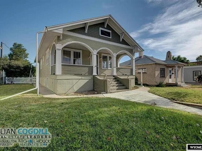 Building Photo - 1112 E 2nd St