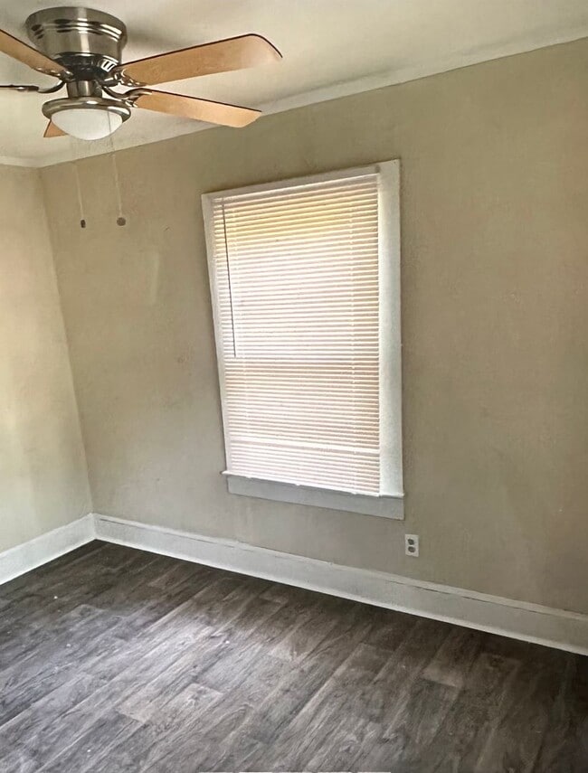 Building Photo - Spacious 2 Bed House - Waiting for you to Call HOME! DEPOSIT-FREE Renting option thru OBLIGO! Dep...