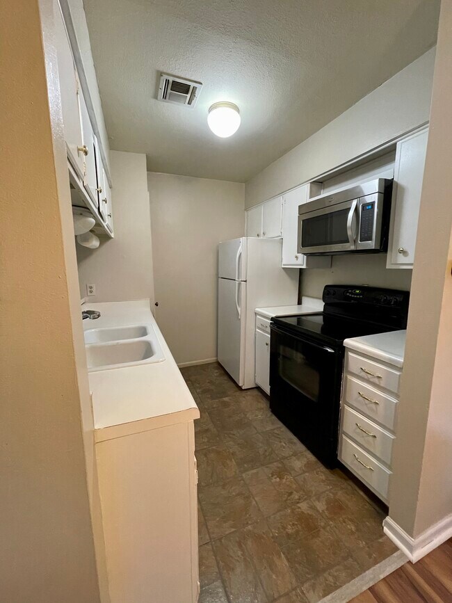 1051 Country Club Dr, Seguin, TX 78155 House Rental in Seguin, TX