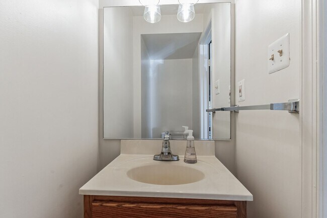Foto del edificio - Welcome to this newly updated 2Bd/2.5Bth T...