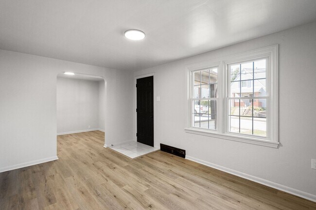 Foto del edificio - Stunning 4 Bedroom home in North Versailles available January 15!