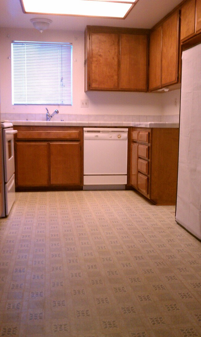 Kitchen - 948 W 8th St