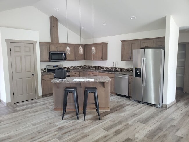 Building Photo - 1545 SW Kalama Ave