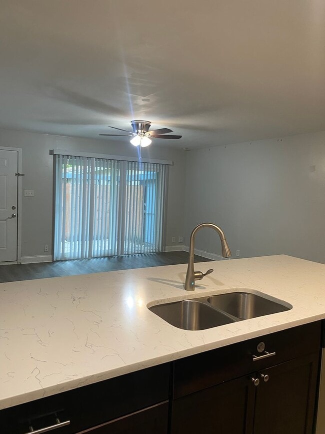 Building Photo - *Choose Your Special!* Spacious Fully Renovated 2-Bedroom Apartment in Alamo Heights ISD
