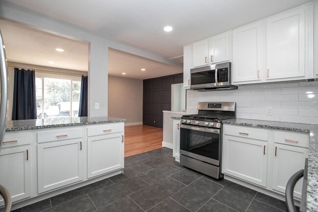 Foto del edificio - Renovated ranch style home home near Lake ...