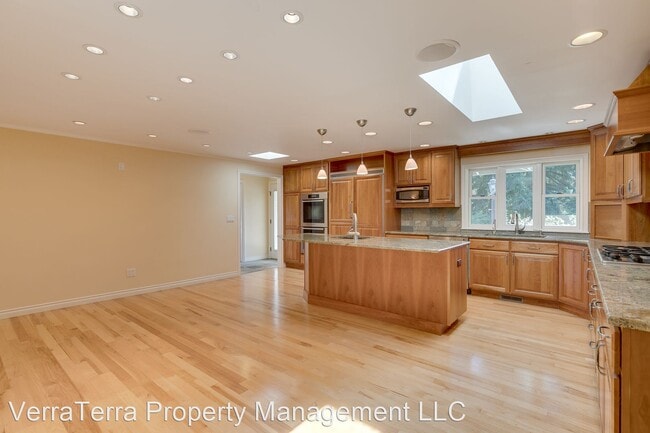 Building Photo - 5 br, 3 bath House - 2210 95th Ave. NE.