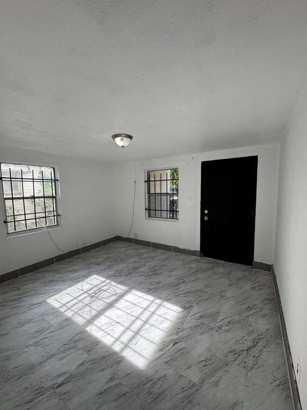 Foto del edificio - 929 W 27th St