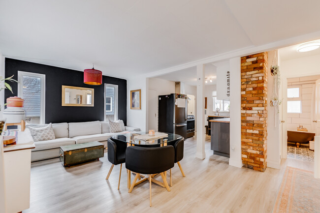 Photo du bâtiment - Stylish & Spacious 2-Bedroom + Den Home wi...