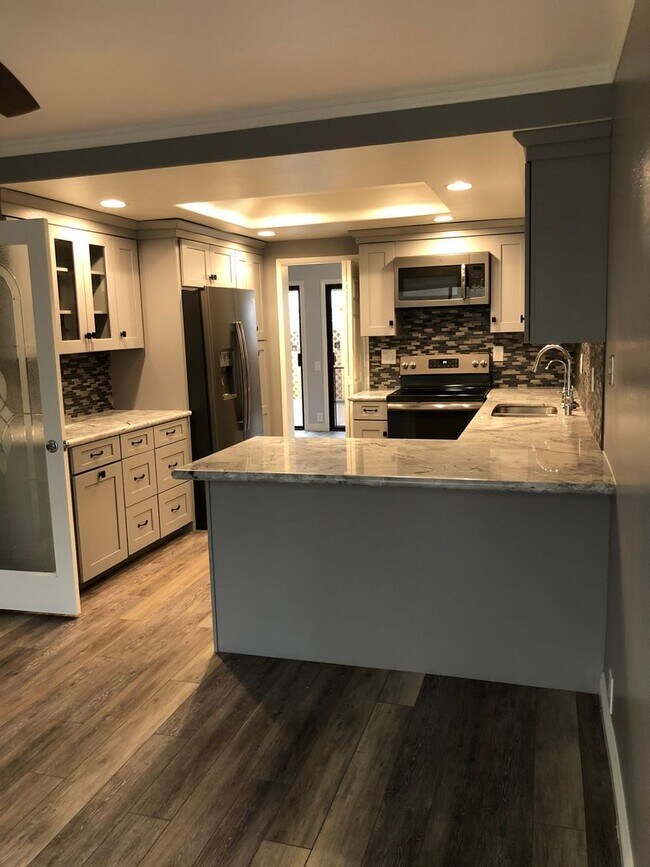 Building Photo - 3 Bedroom Upgraded Condo Near the Governme...