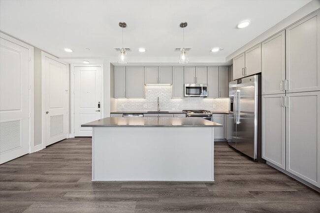 Building Photo - 9757 Katy Fwy