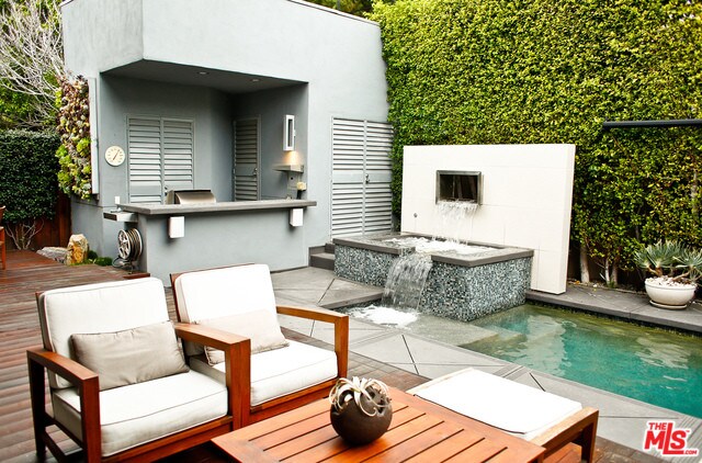 Foto del edificio - 8735 Dorrington Ave
