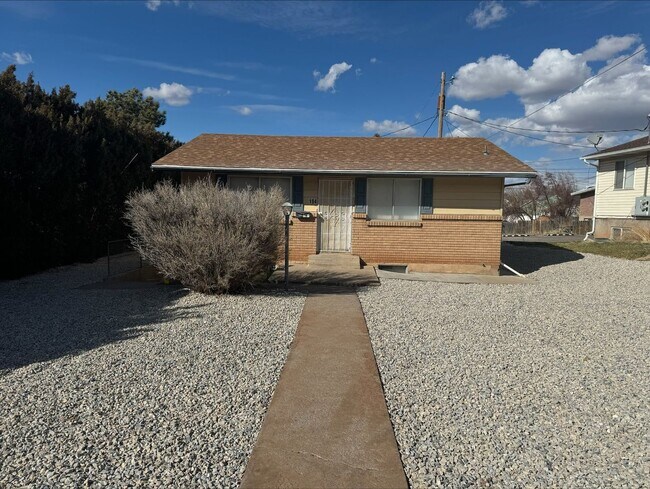 Foto del edificio - 2 bedroom 1 bath upstairs unit, great loca...