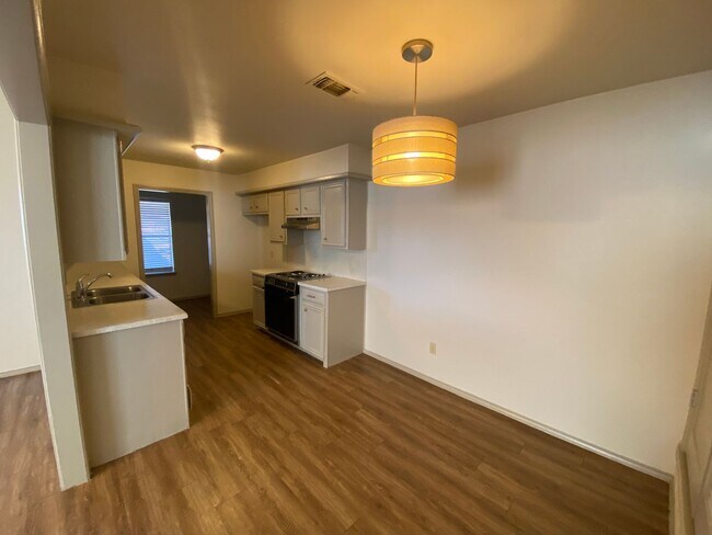 Foto del edificio - Duplex Convenient to South Loop 289