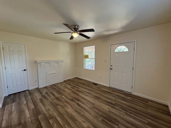 Building Photo - Affordable and Adorable Duplex in Enderly ...